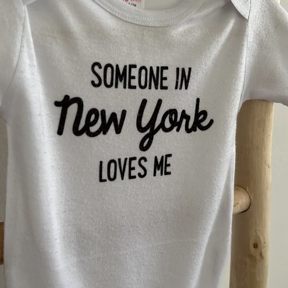 Someone In New York Loves Me Onesie Sz 6-12 months - Picture 3 of 5